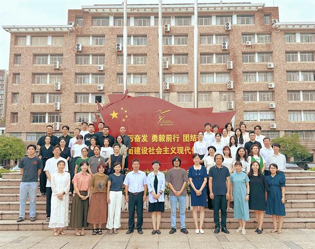 教职工合影.jpg 教职工合影.jpg