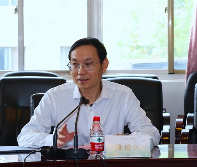 2施校长.jpg 2施校长.jpg