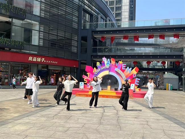 在星光大道电影文化艺术街区,音乐学院流行教研室、声乐教研室和街舞社共同打造“流行星空”1.jpg 在星光大道电影文化艺术街区,音乐学院流行教研室、声乐教研室和街舞社共同打造“流行星空”1.jpg