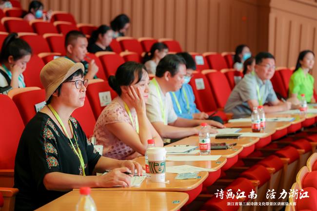 荆芳作为评委.jpg 荆芳作为评委.jpg