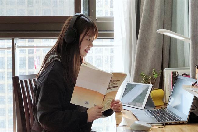 1、胡芊在上网络公开课.jpg 1、胡芊在上网络公开课.jpg