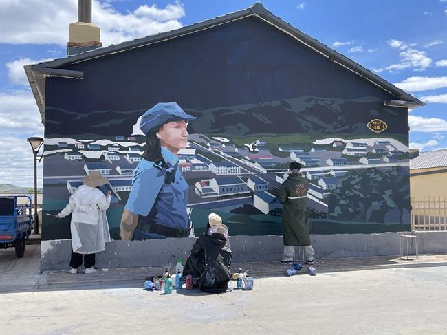 2.4连续三年赴内蒙古阿尔山参加乡村墙绘创作活动并屡获佳绩.jpg 2.4连续三年赴内蒙古阿尔山参加乡村墙绘创作活动并屡获佳绩.jpg