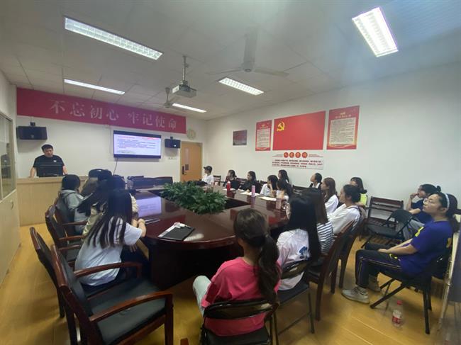 谢书记讲授第一讲.jpg 谢书记讲授第一讲.jpg