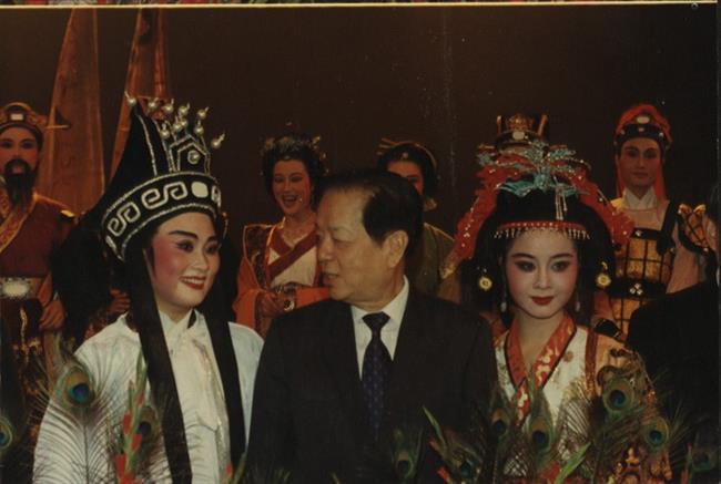 时任国务院副总理、外交部长钱其琛与《西施断缆》演员合影.jpg 时任国务院副总理、外交部长钱其琛与《西施断缆》演员合影.jpg