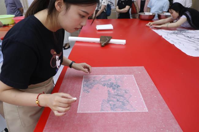 书画装裱实训室.jpg 书画装裱实训室.jpg