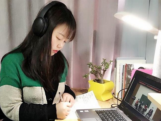 2、胡芊在与全国思政教师一齐集体备课.jpg 2、胡芊在与全国思政教师一齐集体备课.jpg