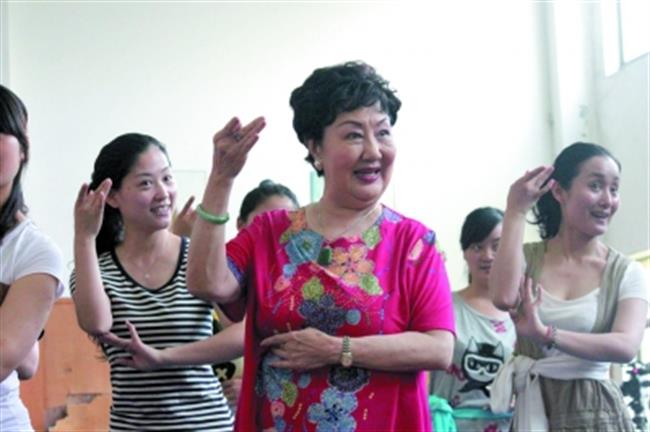 京剧表演艺术家孙毓敏为“新松高研班”学员做示范.jpg 京剧表演艺术家孙毓敏为“新松高研班”学员做示范.jpg