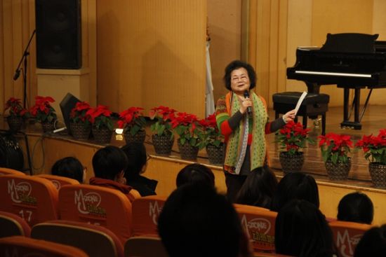 浙江省合唱协会会长、著名歌唱家谭丽娟点评。