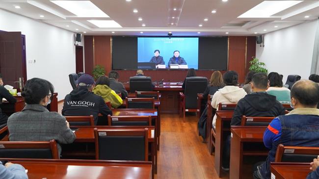 学员们远程收看培训班直播.jpg 学员们远程收看培训班直播.jpg