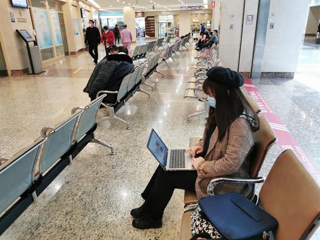 3、胡芊在医院等候区备课.jpg 3、胡芊在医院等候区备课.jpg