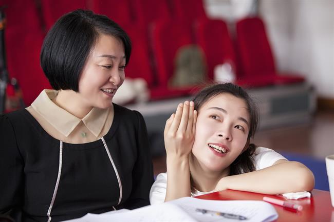 支涛教授在给学生陈丽君说戏.jpg 支涛教授在给学生陈丽君说戏.jpg