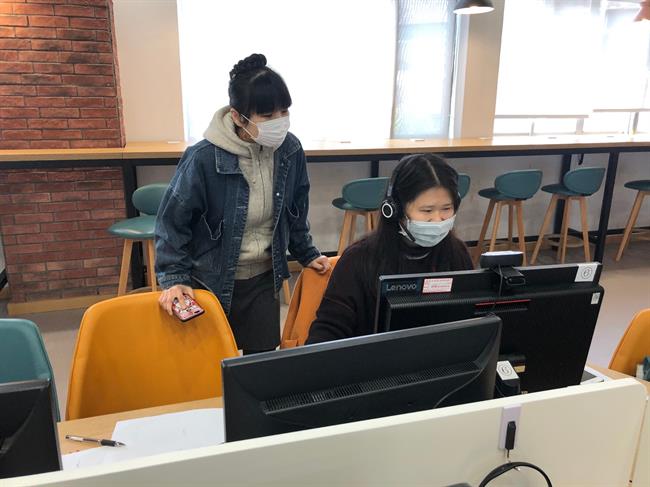 余绿筠参加调试线上考试平台.jpg 余绿筠参加调试线上考试平台.jpg