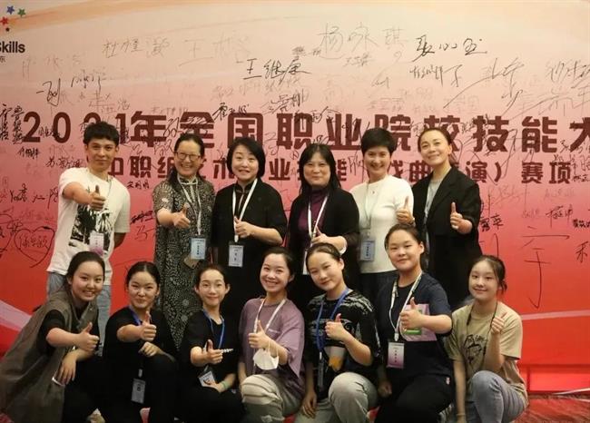 2021年全职业院校技能大赛中职组艺术专业技能(戏曲表演)赛项比赛中戏曲学院三位学生荣获团体一等奖.jpg 2021年全职业院校技能大赛中职组艺术专业技能(戏曲表演)赛项比赛中戏曲学院三位学生荣获团体一等奖.jpg