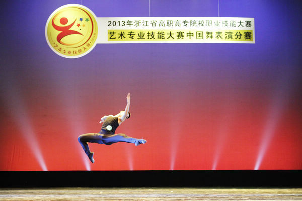 nEO_IMG_nEO_IMG_中国舞赛åœ?浙江纺织服装职业技术学院谢尚遥同学技术技巧展示,摄影:厉定国.jpg