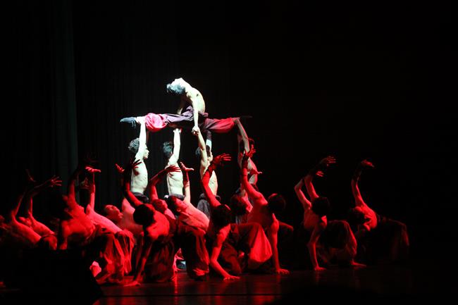 2.原创作品《男儿》获2012年全国第三届大学生艺术展演活动乙组一等奖、优秀创作奖.jpg 2.原创作品《男儿》获2012年全国第三届大学生艺术展演活动乙组一等奖、优秀创作奖.jpg