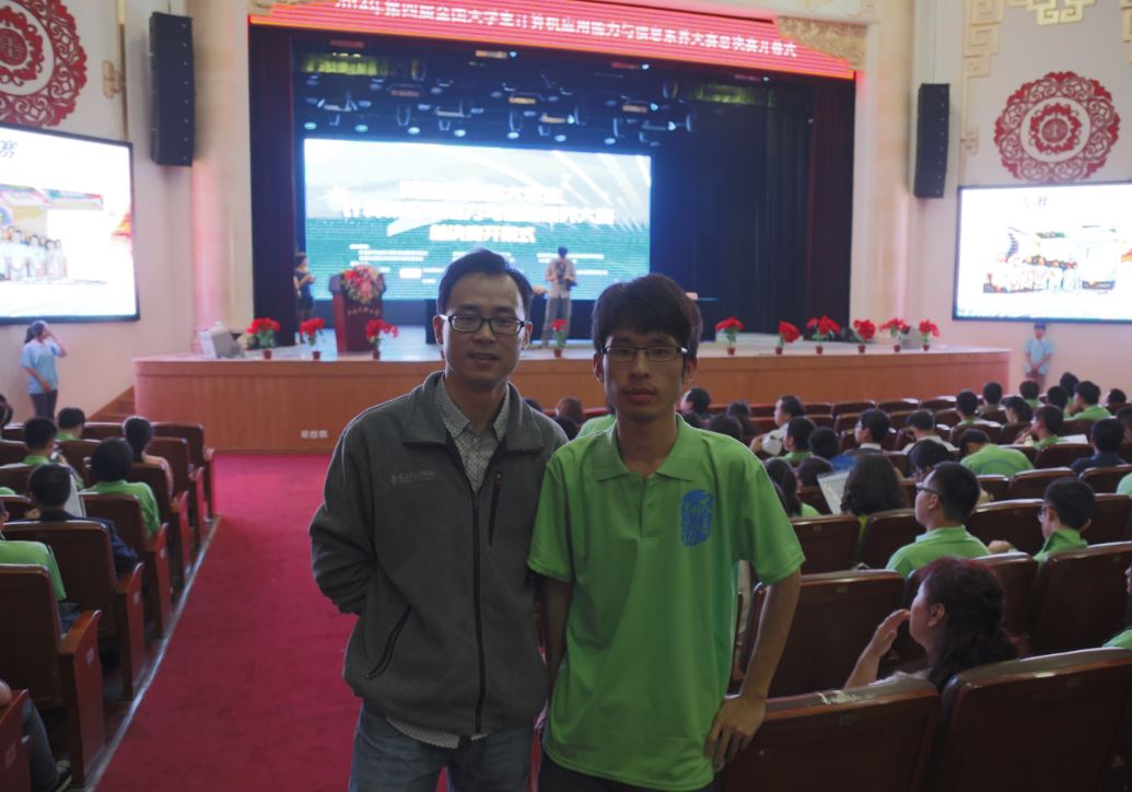 一等奖获得者陈衎同学与指导教师在开幕式上合å½?